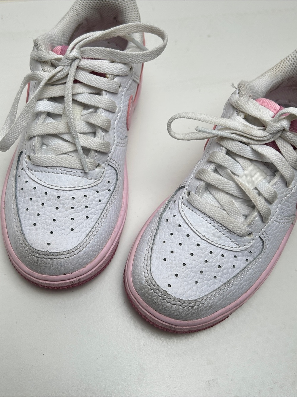Girls Nike Air Force 1 Low White & Pink Sneakers Size 10.5C - Picture 2 of 6